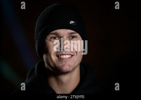 Turin, Italien. 10. November 2023. Holger Rune aus Dänemark lächelt beim Blue Carpet des Nitto ATP Finals 2023. Quelle: Nicolò Campo/Alamy Live News Stockfoto