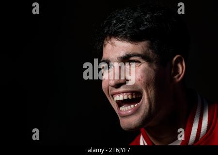 Turin, Italien. 10. November 2023. Carlos Alcaraz aus Spanien lacht während des Blauen Teppichs des Nitto ATP Finals 2023. Quelle: Nicolò Campo/Alamy Live News Stockfoto