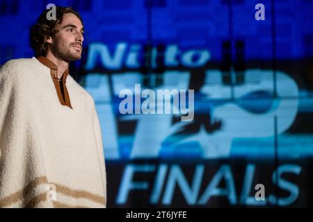 Turin, Italien. 10. November 2023. Stefanos Tsitsipas aus Griechenland sieht beim Nitto ATP Finals 2023 auf dem Blauen Teppich zu. Quelle: Nicolò Campo/Alamy Live News Stockfoto