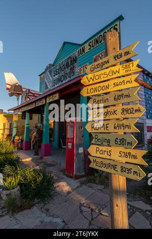 Global Cities Sign Tree, Seligman, Route 66, Arizona Stockfoto
