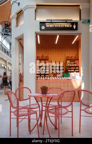 Thessaloniki, Griechenland - 22. September 2023 : Blick auf ein Lebensmittelgeschäft, das verschiedene Samen, Nüsse und Honig auf dem Modiano Agora Markt in Thessaloniki verkauft Stockfoto