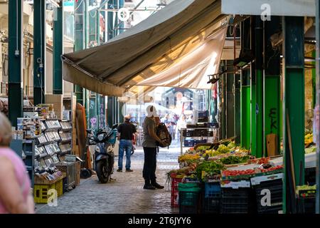Thessaloniki, Griechenland - 22. September 2023 : Blick auf einen Obst- und Gemüsestand auf dem Freiluftmarkt Kapani in Thessaloniki Griechenland Stockfoto