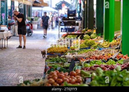 Thessaloniki, Griechenland - 22. September 2023 : Blick auf einen Obst- und Gemüsestand auf dem Freiluftmarkt Kapani in Thessaloniki Griechenland Stockfoto