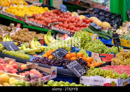 Thessaloniki, Griechenland - 22. September 2023 : Blick auf einen Obst- und Gemüsestand auf dem Freiluftmarkt Kapani in Thessaloniki Griechenland Stockfoto