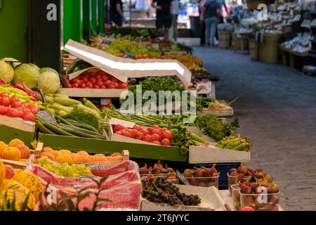 Blick auf einen Obst- und Gemüsestand auf dem Freiluftmarkt Kapani in Thessaloniki, Griechenland Stockfoto