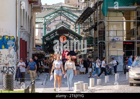 Thessaloniki, Griechenland - 22. September 2023 : Blick auf die überfüllte Gegend vor dem Kapani Markt, dem ältesten Marktplatz in Thessaloniki Stockfoto