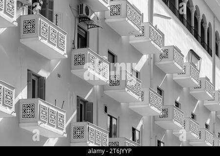 Schöne alte Wohnhäuser mit Balkons im Zentrum von Thessaloniki, Griechenland Stockfoto