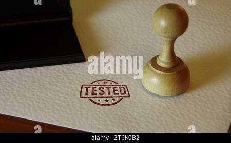 Geprüfte Stempel- und Stempelhand. Prüfen und genehmigtes Konzept. Stockfoto