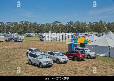 Kyabram, Victoria, Australien, 10. November 2023. Ein Höhepunkt der Aussicht auf die Campingplätze für Freizeitfahrzeuge, Wohnmobile und Caravans auf dem Messegelände für das zweitägige Kyabram RV Country Music Festival. Credit PjHickox/Alamy Live News Stockfoto