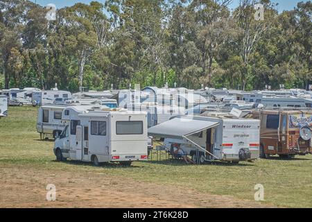 Kyabram, Victoria, Australien, 10. November 2023. Ein Höhepunkt der Aussicht auf die Campingplätze für Freizeitfahrzeuge, Wohnmobile und Caravans auf dem Messegelände für das zweitägige Kyabram RV Country Music Festival. Credit PjHickox/Alamy Live News Stockfoto