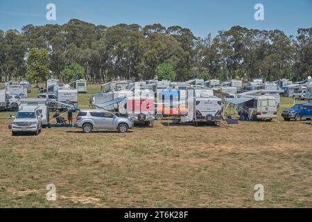 Kyabram, Victoria, Australien, 10. November 2023. Ein Höhepunkt der Aussicht auf die Campingplätze für Freizeitfahrzeuge, Wohnmobile und Caravans auf dem Messegelände für das zweitägige Kyabram RV Country Music Festival. Credit PjHickox/Alamy Live News Stockfoto