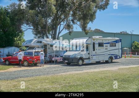 Kyabram, Victoria, Australien, 10. November 2023. Der Check-in-Punkt für Freizeitfahrzeuge und Wohnmobile beim Kyabram RV Country Music Festival fand auf dem Messegelände statt. Credit PjHickox/Alamy Live News Stockfoto