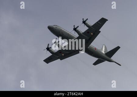 Eine japanische Marine-Selbstverteidigungseinheit (JMSDF) Lockheed P-3C Orion Marine Aufklärungsflugzeug, das in der Nähe des Luftstützpunkts NAF Atsugi in Kanagawa, Japan, fliegt. Stockfoto