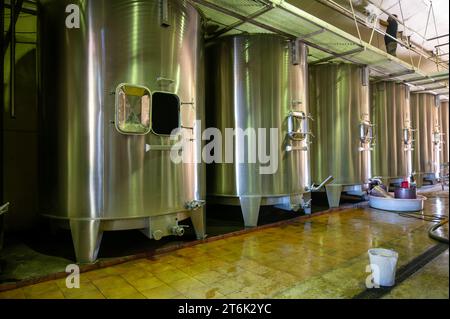 Weinlese, Gärung von gepresstem Traubensaft in Stahlfässern, Rebsorte Cabernet Sauvignon aus den Weinbergen Haut-Medoc in Bordeaux, links Stockfoto