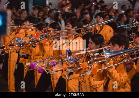 MEXIKO-STADT, MEXIKO - 4. NOVEMBER 2023: Day of the Dead Parade 2023 in Mexiko-Stadt, Band von Künstlern, die traditionelle Musik am Day of spielen Stockfoto