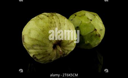 Frische Custard Apple auf schwarzem Hintergrund isoliert Stockfoto