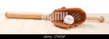 Baseballschläger, Ball und Fesselhandschuh auf Holztisch vor weißem Hintergrund Stockfoto