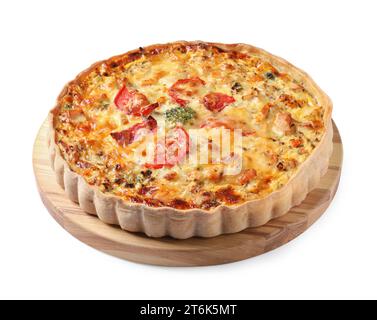 Leckere Quiche mit Käse und Tomaten auf weißem Hintergrund Stockfoto