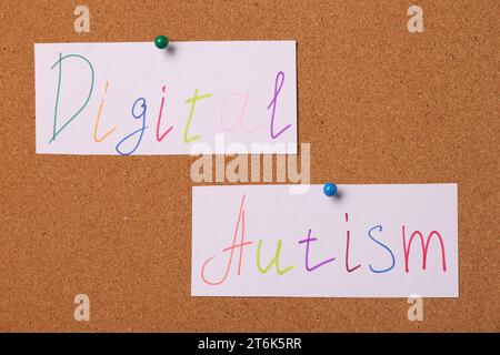 Karten mit den Worten Digital Autism auf Korkbrett Stockfoto