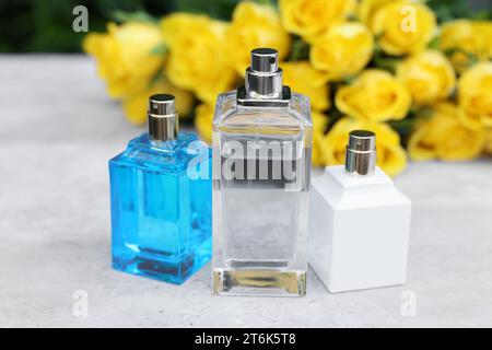 Parfums und wunderschönes Bouquet von gelben Rosen auf hellem Tisch, selektiver Fokus Stockfoto