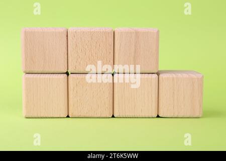 Internationale Organisation für Normung. Holzwürfel mit Abkürzung ISO und Nummer 9001 auf hellgrünem Hintergrund, Nahaufnahme Stockfoto