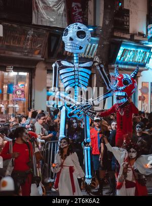 MEXIKO-STADT, MEXIKO - 4. NOVEMBER 2023: Tag der Toten Parade 2023 in Mexiko-Stadt, typische Kostüme der Region, die den Tod darstellen, Masken des Todes Stockfoto