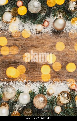 Schöne Weihnachtskomposition mit festlicher Dekoration und Platz für Text auf Holztisch, flach gelegt. Bokeh-Effekt Stockfoto