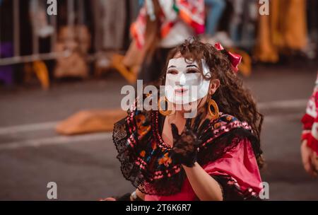 MEXIKO-STADT, MEXIKO - 4. NOVEMBER 2023: Tag der Toten Parade 2023 in Mexiko-Stadt, typische Kostüme der Region, die den Tod darstellen. Stockfoto