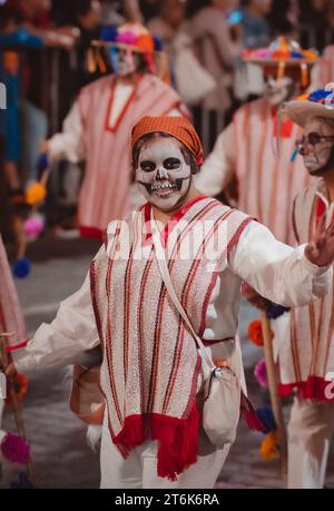 MEXIKO-STADT, MEXIKO - 4. NOVEMBER 2023: Tag der Toten Parade 2023 in Mexiko-Stadt, typische Kostüme der Region, die den Tod darstellen. Stockfoto