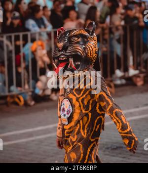 MEXIKO-STADT, MEXIKO - 4. NOVEMBER 2023: Tag der Toten Parade 2023 in Mexiko-Stadt, typische Kostüme der Region, die den Tod darstellen. Stockfoto