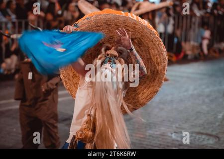 MEXIKO-STADT, MEXIKO - 4. NOVEMBER 2023: Tag der Toten Parade 2023 in Mexiko-Stadt, typische Kostüme der Region, die den Tod darstellen. Stockfoto