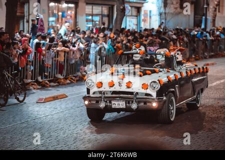 MEXIKO-STADT, MEXIKO - 4. NOVEMBER 2023: Day of the Dead Parade 2023 in Mexico City, Antique Car dekoriert mit Katrinas und Schädeln, für den Tag des Th Stockfoto