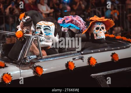 MEXIKO-STADT, MEXIKO - 4. NOVEMBER 2023: Day of the Dead Parade 2023 in Mexico City, Antique Car dekoriert mit Katrinas und Schädeln, für den Tag des Th Stockfoto