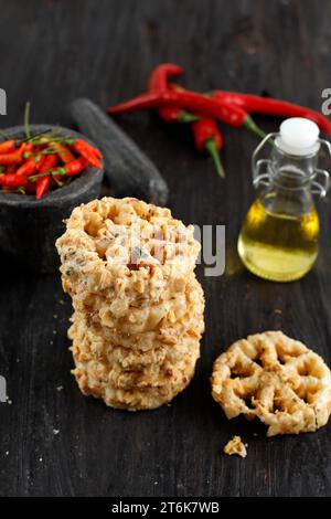 Pempek Kacang Seroja, traditionelle indonesische Cracker Frittiertes Reismehl mit Erdnussbelag Stockfoto