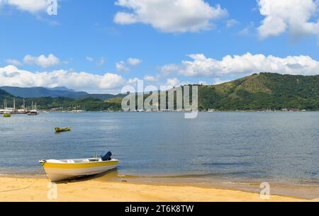 Ein kleines Boot am Strand von Paraty, Brasilien Stockfoto