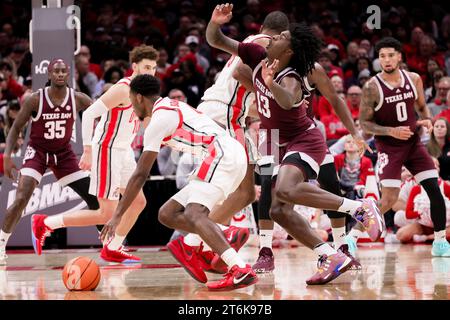 Columbus, Ohio, USA. November 2023. Der Ohio State Buckeyes Guard Dale Bonner (4) treibt Texas A&M Aggies vor Solomon Washington (13) in einen Bildschirm von Ohio State Buckeyes Forward Zed Key (23) während des Spiels zwischen den Texas A&M Aggies und den Ohio State Buckeyes in der Value City Arena, Columbus, Ohio. (Kreditbild: © Scott Stuart/ZUMA Press Wire) NUR REDAKTIONELLE VERWENDUNG! Nicht für kommerzielle ZWECKE! Stockfoto