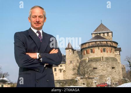 Fürst Hans-Adam II., Fürst von Liechtenstein, Schloß Vaduz, Fürstentum Liechtenstein, 1996 Liechtenstein, Vaduz, 1996, Fürst Hans-Adam II., geb. 1945, Fürst von Liechtenstein, Staatsoberhaupt des Fürstentums Liechtenstein, Porträt vor Schloß Vaduz, Geschichte, 1990er, 90er, Jahre, Neunziger Jahre, historisch *** Fürst Hans Adam II. , Fürst von Liechtenstein, Schloss Vaduz, Fürstentum Liechtenstein, 1996 Liechtenstein, Vaduz, 1996, Prinz Hans Adam II. , geb. 1945, Prinz von Liechtenstein, Staatsoberhaupt des Fürstentums Liechtenstein, Porträt vor Schloss Vaduz, Geschichte, 1990er Jahre, Stockfoto