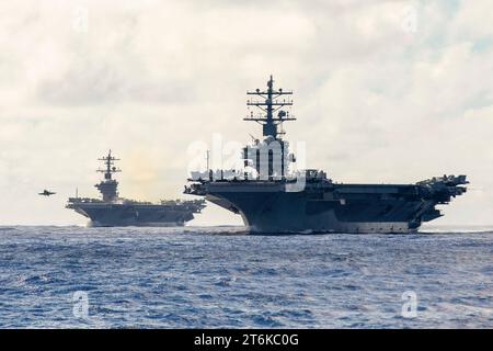 6. November 2023 - Philippinische See - die Flugzeugträger der Nimitz-Klasse USS Carl Vinson (CVN 70) und USS Ronald Reagan (CVN 76) durchquerten die Philippinische See am 6. November 2023. Carl Vinson und Ronald Reagan nehmen am bilateralen Multi-Large Deck Event (MLDE) Teil, bei dem die Schiffe und Flugzeuge der Japan Maritime Self-Defense Force (JMSDF) Escort Flotilla 3 sowie die USA NavyÃs Carrier Strike Group 1 und Carrier Strike Group 5 vertreten sind. MLDE ist eine Veranstaltung mit mehreren Domänen, die die bereits heute bestehende starke Partnerschaft und Interoperabilität zwischen der JMSDF und der US Navy stärkt. (Kreditbild Stockfoto