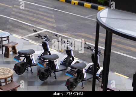 Motorradverleih an einer Straße Stockfoto