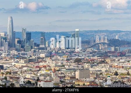 Die Stadt San Francisco von einem hohen Aussichtspunkt aus zeigt die Stadt mit Häusern, Unternehmen und Wolkenkratzern Stockfoto