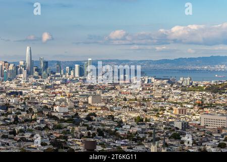 Die Stadt San Francisco von einem hohen Aussichtspunkt aus zeigt die Stadt mit Häusern, Unternehmen und Wolkenkratzern Stockfoto