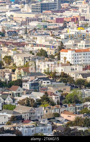 Vertikale Nahaufnahme von Häusern und Unternehmen in der Stadt San Francisco Stockfoto