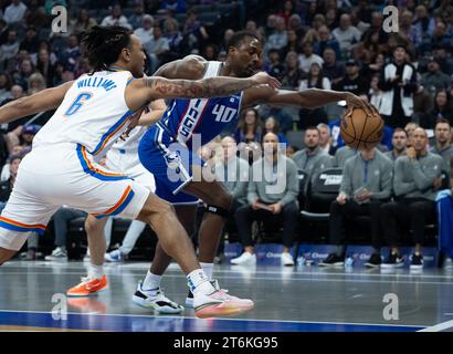 10. November 2023, Sacramento, CA, USA: Sacramento Kings Forward Harrison Barnes (40) kämpft im Golden 1 Center am Freitag, 10. November 2023 in Sacramento gegen Oklahoma City Thunder Forward Jaylin Williams (6). (Kreditbild: © Paul Kitagaki Jr./ZUMA Press Wire) NUR REDAKTIONELLE VERWENDUNG! Nicht für kommerzielle ZWECKE! Stockfoto