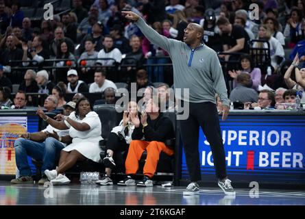 10. November 2023, Sacramento, CA, USA: Mike Brown, Coach der Sacramento Kings, reagiert während eines Spiels gegen den Oklahoma City Thunder im Golden 1 Center am Freitag, 10. November 2023 in Sacramento. (Kreditbild: © Paul Kitagaki Jr./ZUMA Press Wire) NUR REDAKTIONELLE VERWENDUNG! Nicht für kommerzielle ZWECKE! Stockfoto