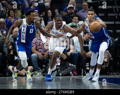 10. November 2023, Sacramento, CA, USA: Sacramento Kings Stürmer Keegan Murray (13) stiehlt den Ball von Oklahoma City Thunder Forward Jalen Williams (8) während eines Spiels im Golden 1 Center Freitag, 10. November 2023 in Sacramento. (Kreditbild: © Paul Kitagaki Jr./ZUMA Press Wire) NUR REDAKTIONELLE VERWENDUNG! Nicht für kommerzielle ZWECKE! Stockfoto