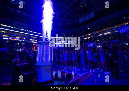 10. November 2023, Sacramento, CA, USA: Sacramento Kings Dancer jubeln mit dem Beam is Lite an, um den Sieg über den Oklahoma City Thunder im Golden 1 Center am Freitag, 10. November 2023 in Sacramento zu feiern. (Kreditbild: © Paul Kitagaki Jr./ZUMA Press Wire) NUR REDAKTIONELLE VERWENDUNG! Nicht für kommerzielle ZWECKE! Stockfoto