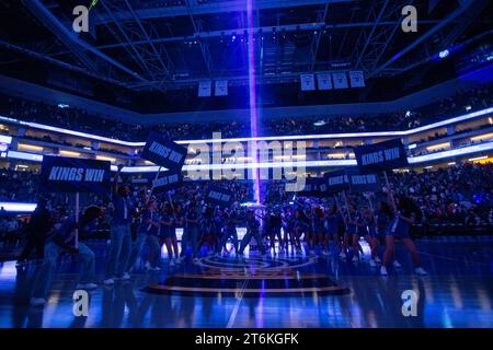 10. November 2023, Sacramento, CA, USA: Sacramento Kings Dancer jubeln mit dem Beam is Lite an, um den Sieg über den Oklahoma City Thunder im Golden 1 Center am Freitag, 10. November 2023 in Sacramento zu feiern. (Kreditbild: © Paul Kitagaki Jr./ZUMA Press Wire) NUR REDAKTIONELLE VERWENDUNG! Nicht für kommerzielle ZWECKE! Stockfoto