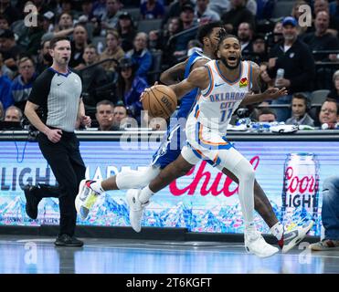 10. November 2023, Sacramento, CA, USA: Der Sacramento Kings Guard Malik Monk (0) bekämpft Oklahoma City Thunder Guard Isaiah Joe (11) während eines Spiels im Golden 1 Center Freitag, 10. November 2023 in Sacramento. (Kreditbild: © Paul Kitagaki Jr./ZUMA Press Wire) NUR REDAKTIONELLE VERWENDUNG! Nicht für kommerzielle ZWECKE! Stockfoto