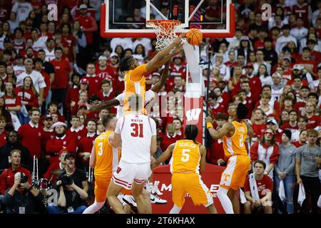 10. November 2023: Tennessee Volunteers Forward Jonas Aidoo (0) blockiert einen Schuss von Wisconsin Badgers Guard AJ Storr (2) während des NCAA-Basketballspiels zwischen den Tennessee Volunteers und den Wisconsin Badgers im Kohl Center in Madison, WI. Darren Lee/CSM Stockfoto
