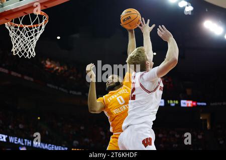 10. November 2023: Der Tennessee Volunteers Forward Jonas Aidoo (0) hat seinen Schuss von Wisconsin Badgers Forward Steven Crowl (22) während des NCAA Basketballspiels zwischen den Tennessee Volunteers und den Wisconsin Badgers im Kohl Center in Madison, WI blockiert. Darren Lee/CSM Stockfoto